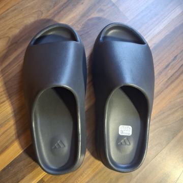 yezzy slides