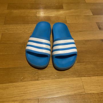 adidas natikači št. 33
