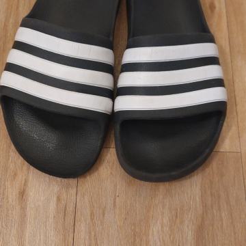 Adidas natikači  št 35