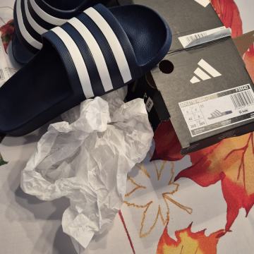 ADIDAS ŠT.42, NOVO! SO MAJHNE ŠTEVILKE BI BILI VERJETNO ZA NOGO 41