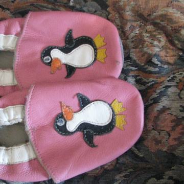 Dekliški usnjeni copatki-roza s pingvinckom,st.23