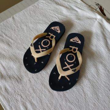 ugodno prodam odlično ohranjene otroške japonke/natikače Roxy