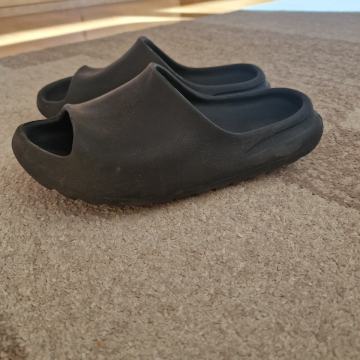 Yeezy slides, št. 37