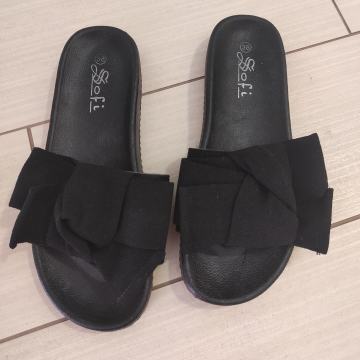 Črni natikači s pentljo 38