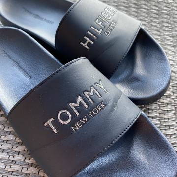 TOMMY HILFIGER ŽENSKI NATIKAČI (ŠT. 39)