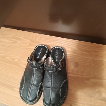 ŽENSKI USNJENI NATIKAČI ST.41 KOPITARNA