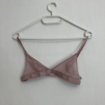 Prosojen roza nedrček