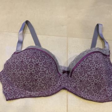 Udoben NEDRČEK Divine Body sivo viola modrček, čipka, vel. 95C