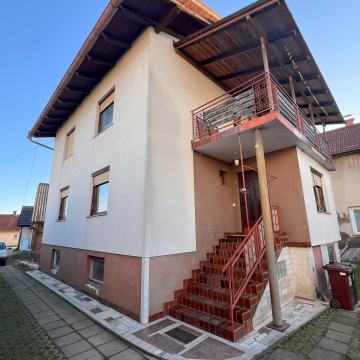 Hiša + dodatno zazidljivo zemljišče + garaža (Brezje, Maribor)