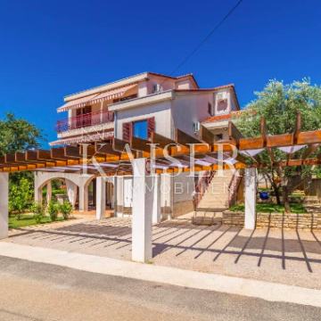 Otok Krk, Pinezići - samostojna hiša 410m2