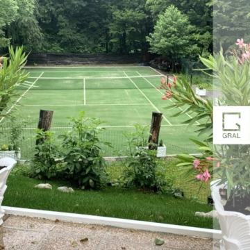 POSEST S TENIŠKIM IGRIŠČEM, HIŠO in PRAVLJIČNIM PARKOM