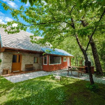 Hiša, dvojček: LOG POD MANGARTOM, 194 m2