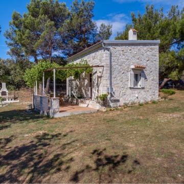 Mali Lošinj - kamnita hiša v naravi