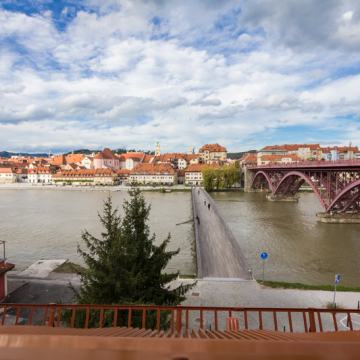 OSEM NOVIH STANOVANJSKIH ENOT OB DRAVI, NOVI BRVI in FAKULTETI