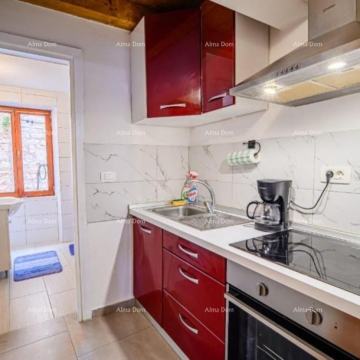 Prodaja opremljenega in renoviranega stanovanja - prva vrsta ob morju!