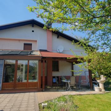 Prostorna družinska hiša z vrtom in popolno zasebnostjo