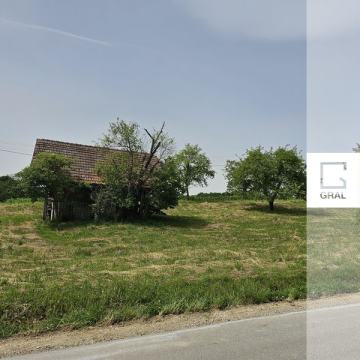 VEČJA PARCELA, 5.700 m2, V MIRNEM IN LEPO UREJENEM NASELJU