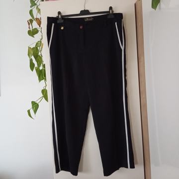 GLOCKLER ČRNE ELEGANTNE HLAČE S ČRTO 46/48