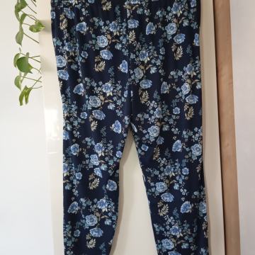 NOVE MODRO CVETLIČNE LAHKE HLAČE  XL