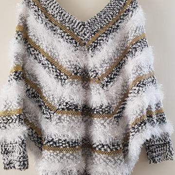 NOV BELO ZLAT KOSAMETEN TOPEL PULOVER S/XL
