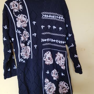 NOV ČRNO PLETEN CVETLIČNI PULOVER 42/44