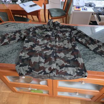 Vojaške hlače, srajce, jakne, pelerina, pas, naramnice