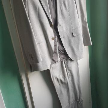 Bež moška obleka M (50) - komplet suknjiča in hlač (Rio Rijeka)