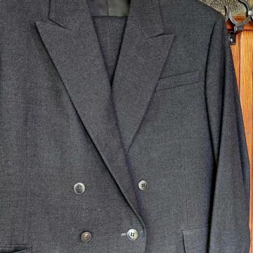 KLASIČNA, ROČNO IZDELANA MOŠKA OBLEKA, VELIKOST 52