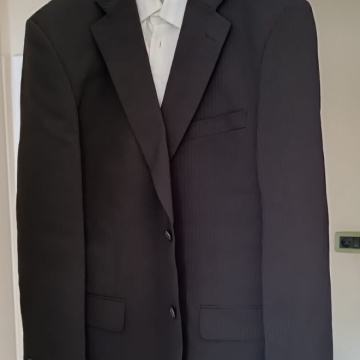 Moška črna svečana obleka kot nova prodam ugodno velikost 50 hlace 48
