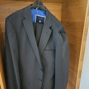 Moška obleka velikosti 106 (L/XL)