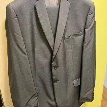 Moška svečana obleka + 2 srajci + 2 kravati