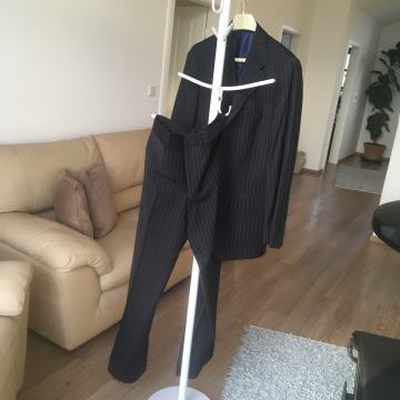 Temno modra, s tankimi svetlimi črtami, moška obleka