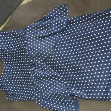 Nosečniška poletna kratka obleka. temnomodra s krogci, vel L