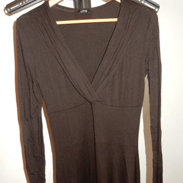 enobarvna OBLEKA ■asimetrična ■M+L