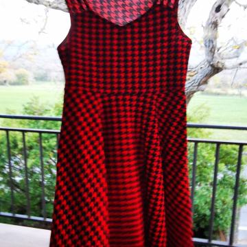 Črno rdeča karirasta obleka, s, m