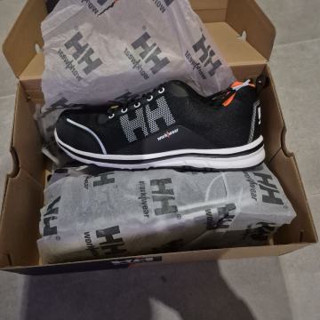 Delavni čevlji helly hansen številka 44 z zaščitno kapico novi!!!!