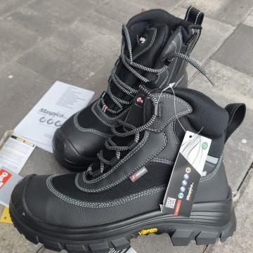 Delavni čevlji nepremočljivi številka 43 z zaščitno kapico NOVI!!