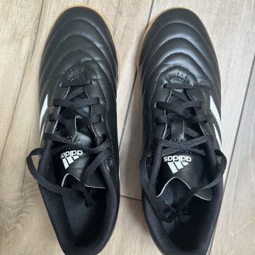 Adidas športni čevlji za nogomet in prosti čas št. 40