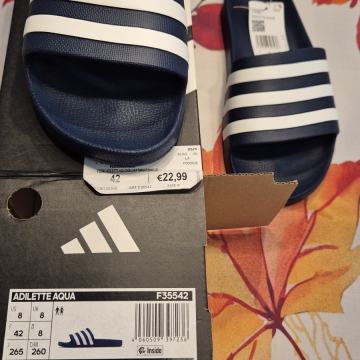 ADIDAS ŠT.42, NOVO! SO MAJHNE ŠTEVILKE BI BILI VERJETNO ZA NOGO 41
