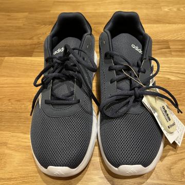 Adidas št. 44 novi