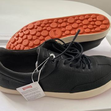 moški čevlji camper 42 novi