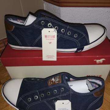 Čevlji Mustang št 44 - NOVI