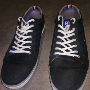 Čevlji  TOMMY HILFIGER, nizke superge 'Harlow' črna / bela, št. 46