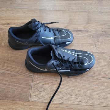 Dvoranske nogometne superge Nike št. 35,5