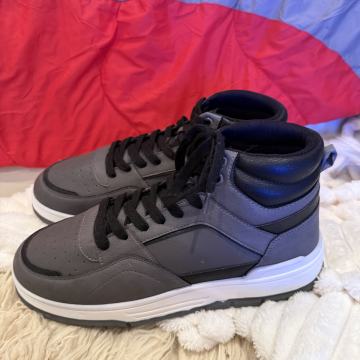 Gležnarji superge št. 44, siva barva, nerabljeno, Ljubljana