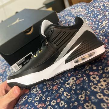 Jordan max aura 5