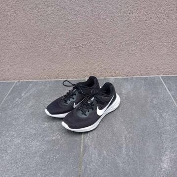 moške Nike črne superge št. 42.
