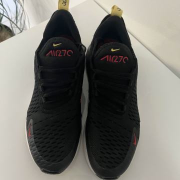 NIKE AIR 270