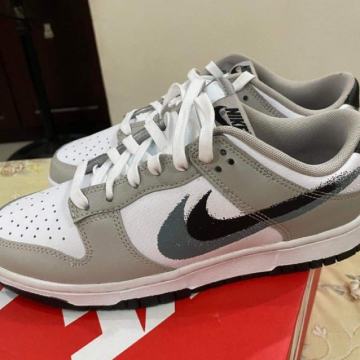 Nike dunks "spray paint swoosh", št. 42