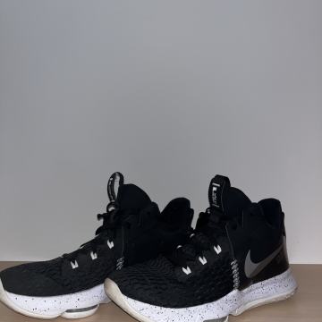 NIKE LeBron Witness 5